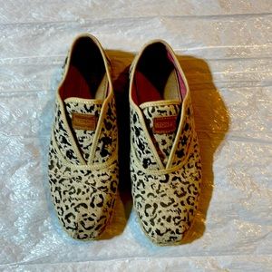 Women’s Leopard print Toms-size 8